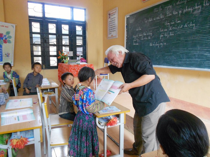 TS. Nguyễn Văn Khải trong một lần công tác tại trường học vùng cao và lắp bảng không lóa cho học sinh học.